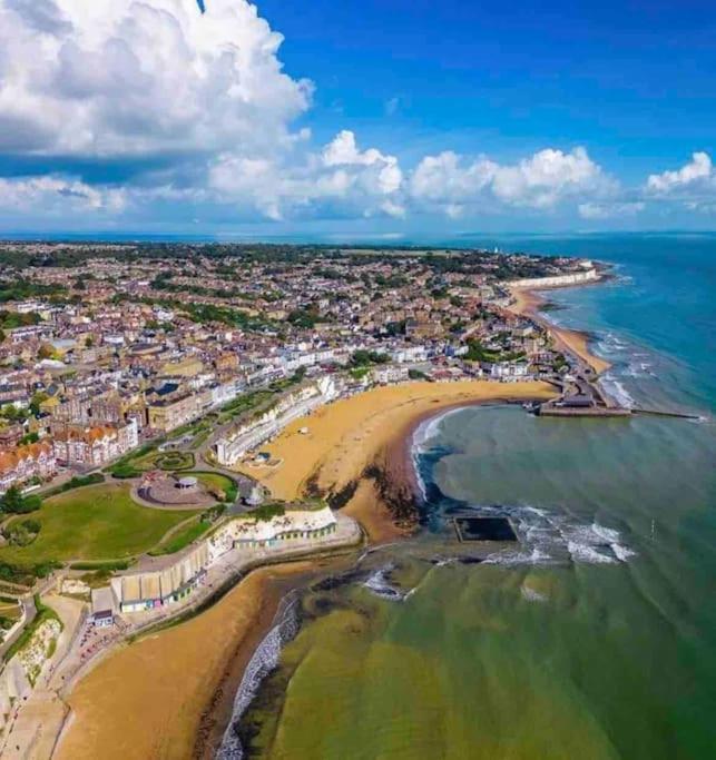 Central, Seaview Apartment, 3 Beds, 2 Baths, Kid & Dog Friendly At The Lookout Broadstairs Dış mekan fotoğraf