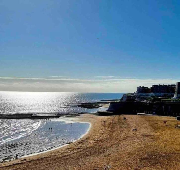 Central, Seaview Apartment, 3 Beds, 2 Baths, Kid & Dog Friendly At The Lookout Broadstairs Dış mekan fotoğraf